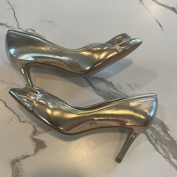 BCBG Gold, Ruffle Heels, pumps,Size 7, 3 inch heel,slip on, pointy toe - Picture 9 of 14